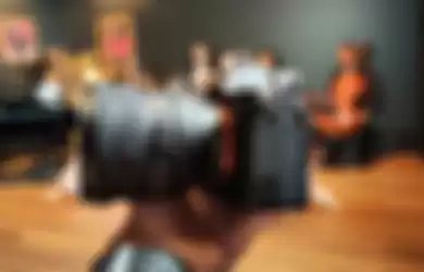 Kamera Sony Alpha 7 Mark IV dengan lensa FE PZ 16-35mm F4 G. 