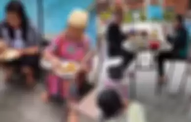 Momen makan keluarga Ayu Ting Ting bareng ART.