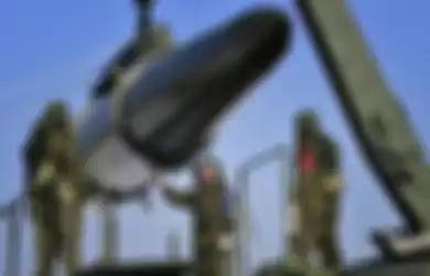 Tentara Rusia memuat rudal hipersonic Iskander-M 