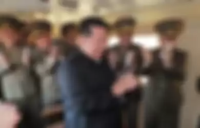 Kim Jong Un bertepuk tangan saat uji coba rudal supersonik baru Korea Utara