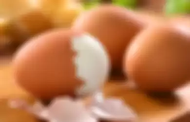 Masukan 1 bahan ini agar telur rebus mulus saat dikupas.