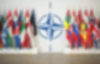 Logo NATO dan bendera negara anggotanya
