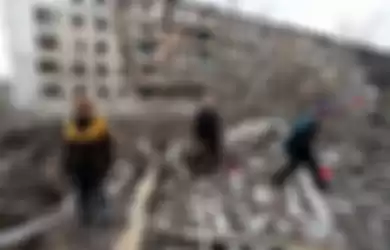 Warga sipil Ukraina di tengah reruntuhan bangunan di kota Mariupol