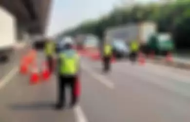 Ilustrasi pengecekan sistem ganjil genap di tol Jakarta-Cikampek