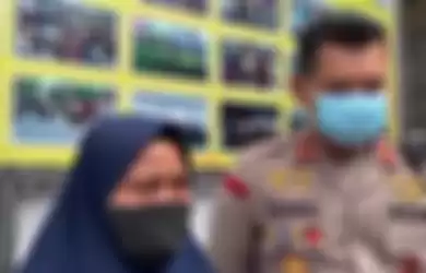 AL (68) alamat Pandan Salas, Mayura Cakranegara berada di Polsek Sandubaya menjelaskan kronologinya mencuri hape anak kandungnya, Senin (25/4/2022)