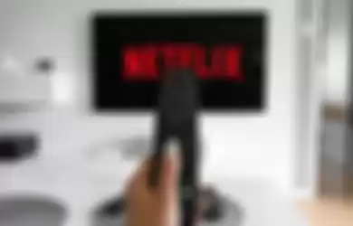 Mau Nobar Netflix Saat Lebaran? Coba Bersihkan Dulu Televisimu dengan Benar