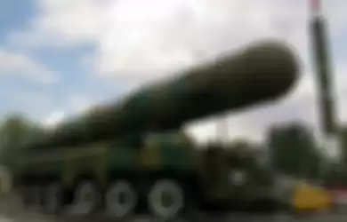 Ilustrasi truk tempur Rusia membawa rudal balistik yang berisi bahan-bahan nuklir