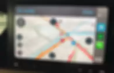 Ilustrasi cara melacak lokasi seseorang lewat Google Maps dan dtampilkan ke layar mobil