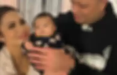 Krisdayanti dan Raul Lemos dengan baby Ameena.
