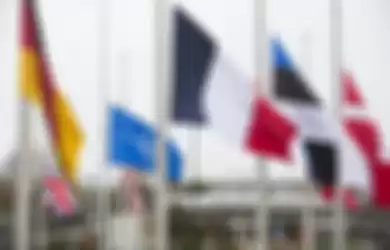 Bendera-bendera negara anggota NATO dan bendera berlambang logo NATO