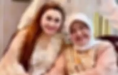 Sineas Nia Zulkarnaen bersama Mieke Wijaya, ibunya 