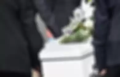 Video viral rekam detik-detik jenazah ketuk peti mati saat hendak dimakamkan.