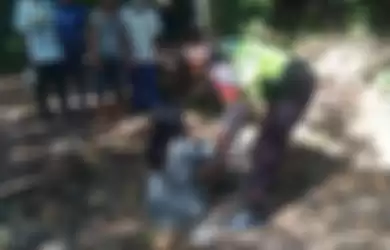 Korban wanita 19 tahun saat ditemukan warga dan petugas di areal Beji Puseh Pura Desa di Banjar Sengguan, Desa Nyitdah, Kecamatan Kediri, Kabupaten Tabanan, Bali, Senin 2 Mei 2022. 