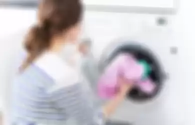 Menambahkan 1 bahan dapur ini saat cuci baju bisa bikin wangi dan lembut