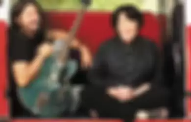 Dave Grohl and his mom. Cover From Cradle to Stage, Virginia Grohl
