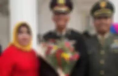 Polisi yang memasang baliho ajakan nikah di Klaten ternyata punya ayah dengan profesi mentereng ini. Foto keluarganya dikomentari. 