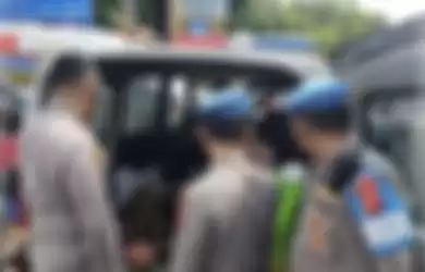 Iptu Danny Arief Sutarman perwira polisi yang sikat ambulans terbos one way di Puncak adalah anak mantan Kapolri. Foto wajahnya disorot.