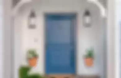 Ilustrasi pintu yang dicat cerah