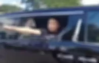 Pria paruh baya penumpang mobil mewah Toyota Alphard kata-katai polisi yang sedang bertugas