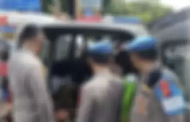Pemilik ambulans terobos one way di Puncak ternyata anggota DRPD DKI Jakarta Jamaludin. Politikus Golkar ini minta digaji Rp 500 juta. 