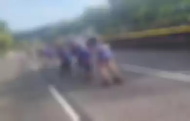 Tangkapan video saat rombongan pesepatu roda kuasai jalan Gatot Subroto, Jakarta Pusat