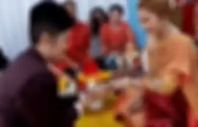 Momen pernikahan pasangan pengantin viral di Thailand. 