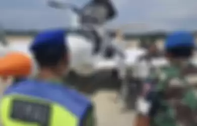 Pilot pesawat Malaysia nyaris diecgat jet F-16 TNI AU gegara nekat menerobos wilayah RI. Akhirnya pilot mendaratkan pesawatnya di Batam.