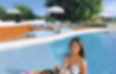 Marion Jola pakai bikini saat sarapan di kolam renang