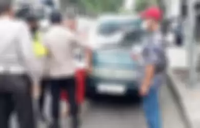 Polisi saat berhasil mencegat mobil pelaku penculikan dua siswi dari Bangkalan, yakni di Jalan Asemrowo, wilayah Pelabuhan Tanjung Perak, Surabaya, Rabu (18/5/2022) siang. 