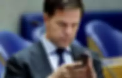 PM Belanda Mark Rutte pakai hape jadul Nokia 301