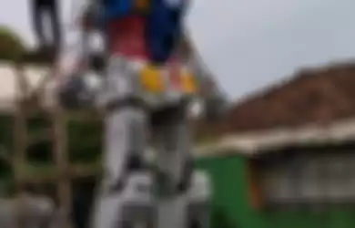 Pemuda asal Ciasem, Subang, Jawa Barat ini sukses membuat Gundam dengan tinggi 5.3 meter.