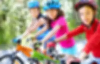 Bersepeda adalh kegiatan olahraga yang menyenangkan dan bisa dilakukan bersama teman.