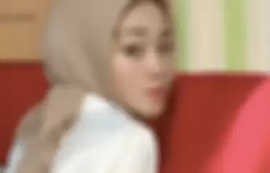 Wanita berhijab asal Medan nekat memamerkan payudara demi uang saweran di media sosial. Foto tampannya jadi sasaran kemarahan ulama. 