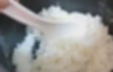 Bahaya meletakkan centong nasi di rice cooker