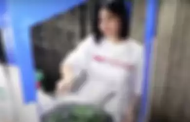 Melati eks JKT48 viral gara-gara berjualan nasi bakar di pinggir jalan. 