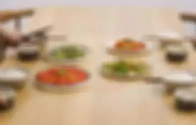Ilustrasi beberapa sajian makanan sehat di atas meja makan.
