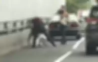 Netizen dibuat heboh gegara foto aksi pemukulan yang dilakukan pengemudi mobil plat pejabat RFH di tol. Polisi ungkap faktanya.