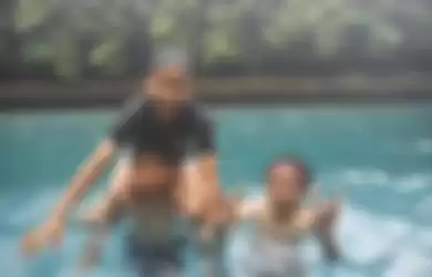 Eril menuliskan alasannya tergila-gila pada hobi berenang. Anak Ridwan Kamil ini mengunggah foto liburan bersama teman santrinya. 