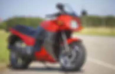 Kawasaki Ninja jadul tipe GPZ900R seperti ini, juga nongol di Film Top Gun: Maverick.