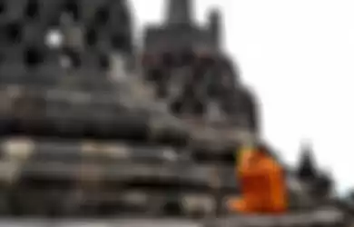 Umat Buddha yang sedang bersembayang di Candi Borobudur