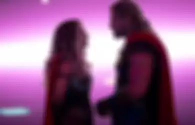 Natalie Portman (Jane Foster) and Chris Hemsworth (Thor) dalam Thor: Love and Thunder (2022).