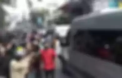 Mobil Jenazah Putra Ridwan Kamil Menuju Pemakaman saat melewati jalanan kota Bandung. 