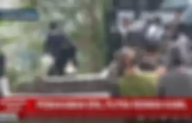 Ridwan Kamil dan keluarga menabur bunga di atas pusara Eril