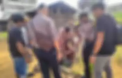 Petugas Polres Inhil saat menangkap pria yang memutilasi anaknya di Kelurahan Tembilahan Barat, Kecamatan Tembilahan Hulu, Kabupaten Inhil, Riau, Senin (13/6/2022).