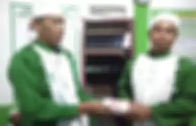 Ahmad Shobirin menteri pendidikan Khilafatul Muslimin dapat gaji yang sumbernya dari sini. Anggotanya tangisi uang Rp 2,3 miliar yang dibawa polisi.