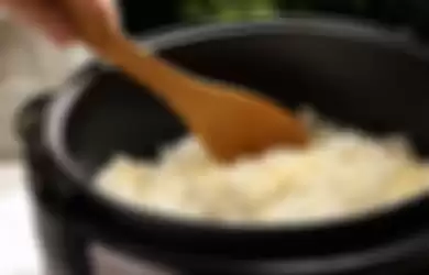 Ilustrasi nasi cepat bau dan basi di rice cooker