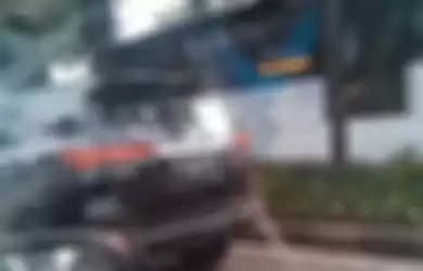 Polisi tindak tegas pengendara Toyota Fortuner nopol RF yang santai di jalur busway
