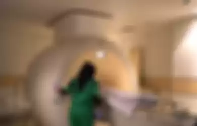 Sarwendah diperiksa di ruang MRI