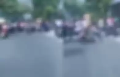 Para pemotor SMK tengah berkonvoi ria hingga menutup akses jalan.