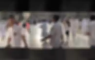 Pria berseragam SMA nampak berjalan-jalan di Kota Makkah, terungkap kisah haru di baliknya